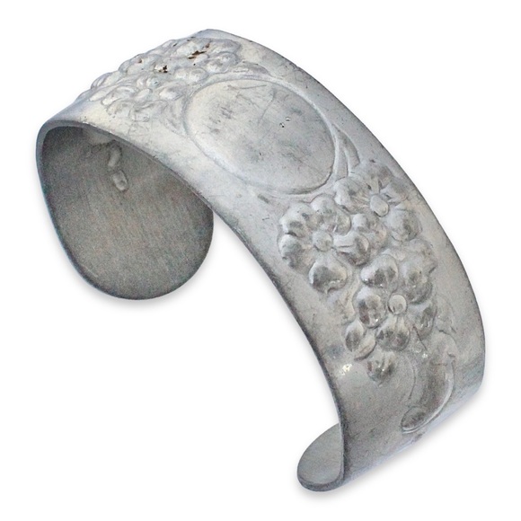 Vintage Pewter Cuff Bracelet Blank Engravable Cartouche Floral Repoussé Style - Picture 3 of 6
